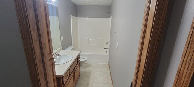 Building Photo - Spacious West Sioux Falls Twinhome with Gr...