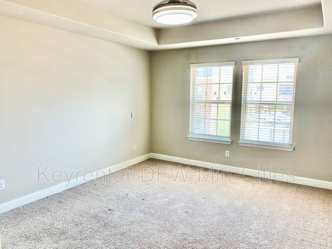 Building Photo - 914 Estelle Dr