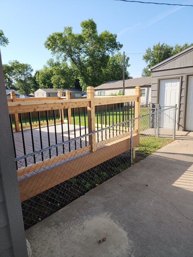 Building Photo - Four bedroom two bathroom house W/ double ...