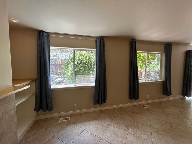 Building Photo - 3 Bedroom Home in SW Bend Just Minutes From the Old Mill