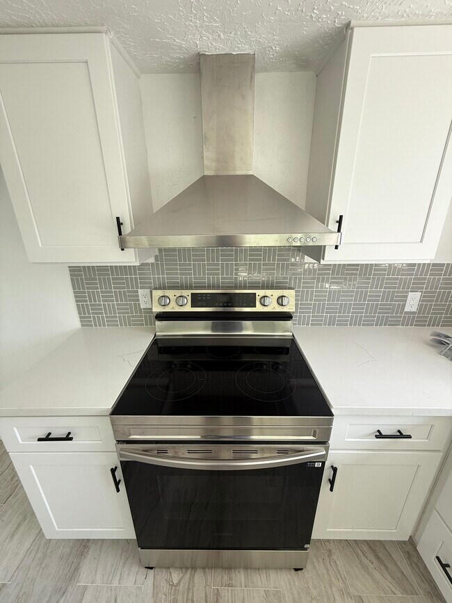 Building Photo - 402 Tresvant Dr