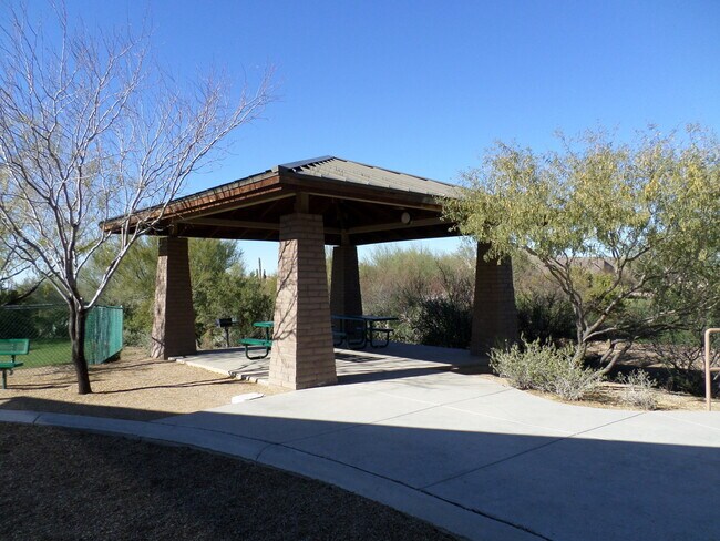Building Photo - Rare find for this 4 bedroom/3 bath, exqui...