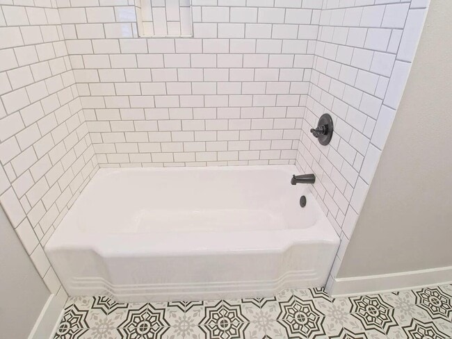 Building Photo - 821 Brett St S