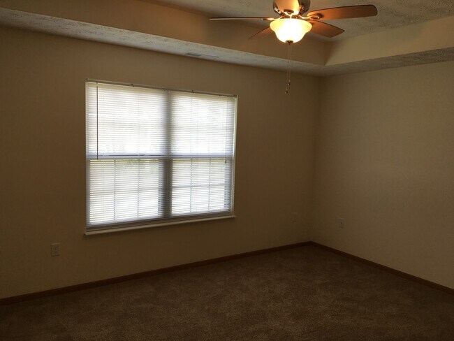 Building Photo - Laurel Creek Apts, 2225/2227 Shamrock Ln