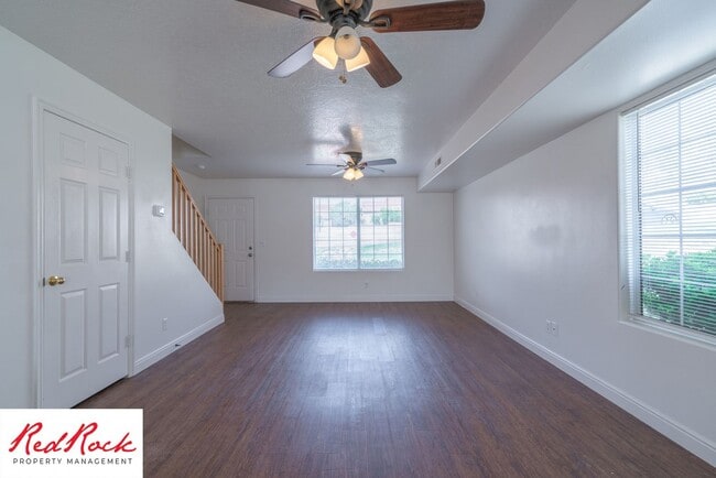 Building Photo - 2 Bedroom Townhome Available