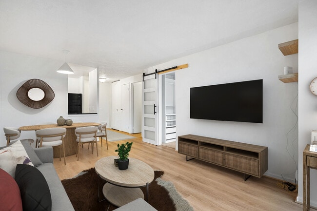 Building Photo - 4343 N Clarendon Ave