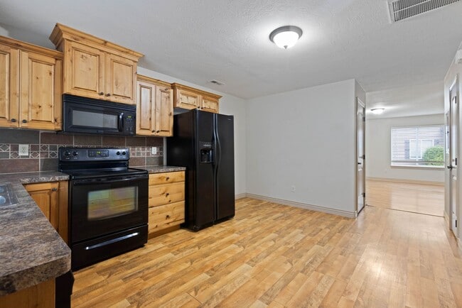 Building Photo - DARLING - 2 Bed 1.5 Bath Townhome in the M...
