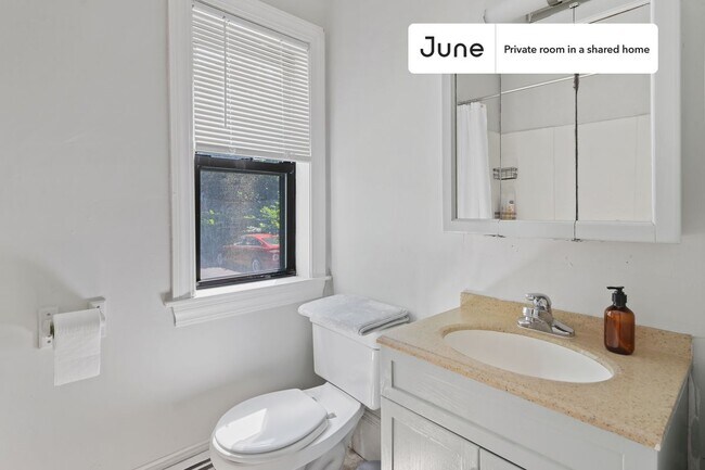 Building Photo - Private bedroom in 4 bed/2 bath Home