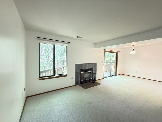 Building Photo - 134 English Ct