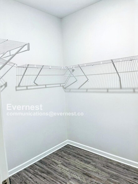 Building Photo - 2217 Silverton Dr