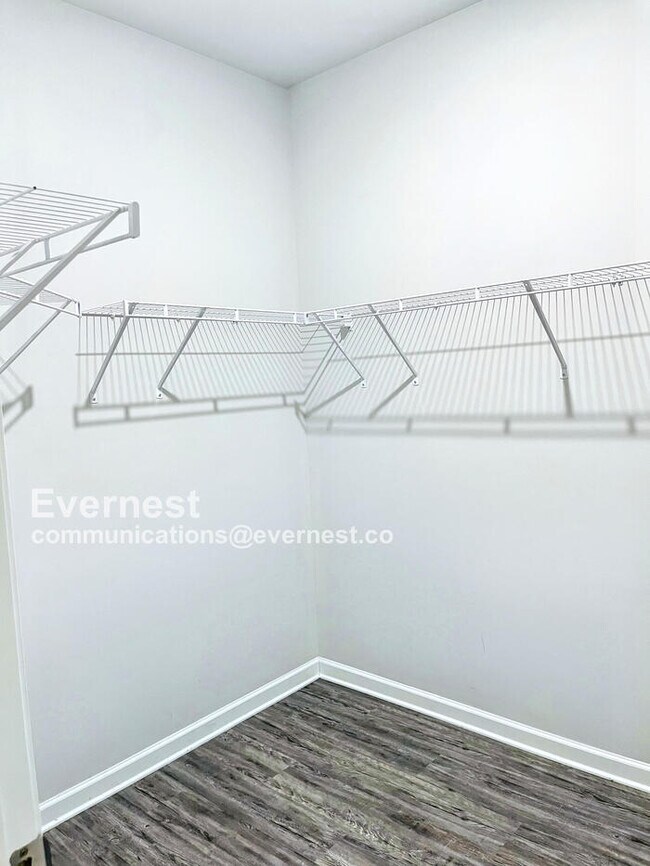 Building Photo - 2217 Silverton Dr