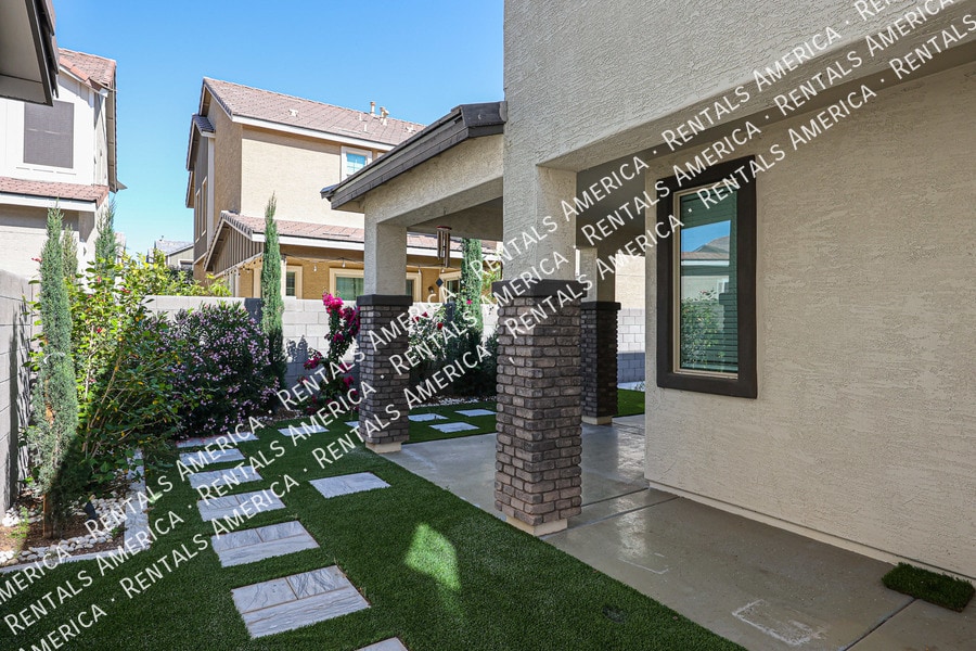 Building Photo - 1095 S Sunset Dr
