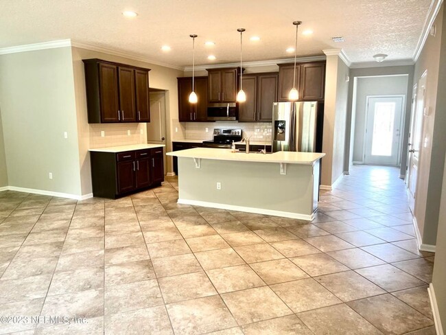 Building Photo - Large 4 bedroom home