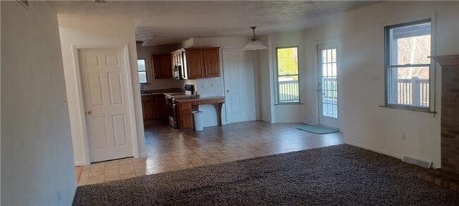Building Photo - 4 bedroom 2.5 bath Home fo r rent Irwin, PA 15642