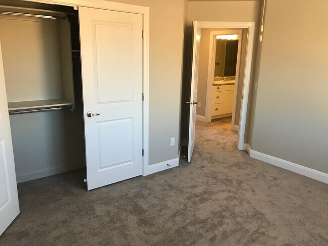 Building Photo - "Spacious 4-Bedroom Townhouse in Hurricane...