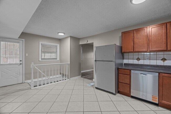 Building Photo - Charming 3-Bedroom Home – Section 8 Welcome!