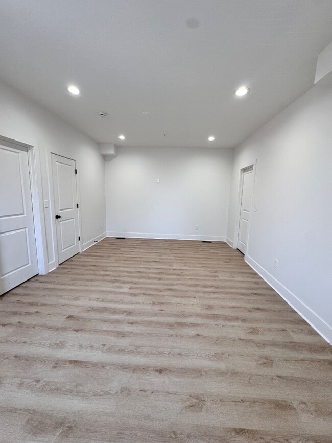 Building Photo - 3320 Elm Ave