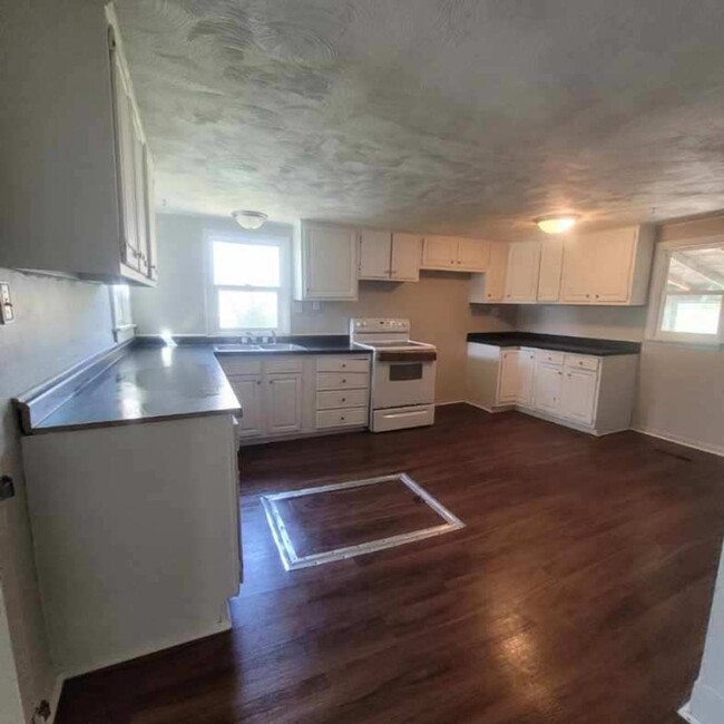 Building Photo - $795 - 2 bed 1 bath - Single Family Home