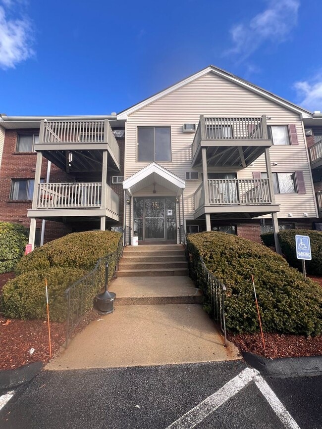 Building Photo - Do not pay for Heat or Hot Water, this beautiful condo has them included for you!