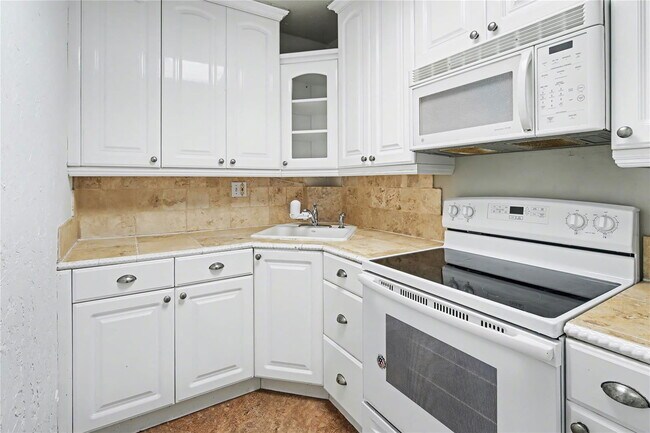 Building Photo - 3000 Riomar St