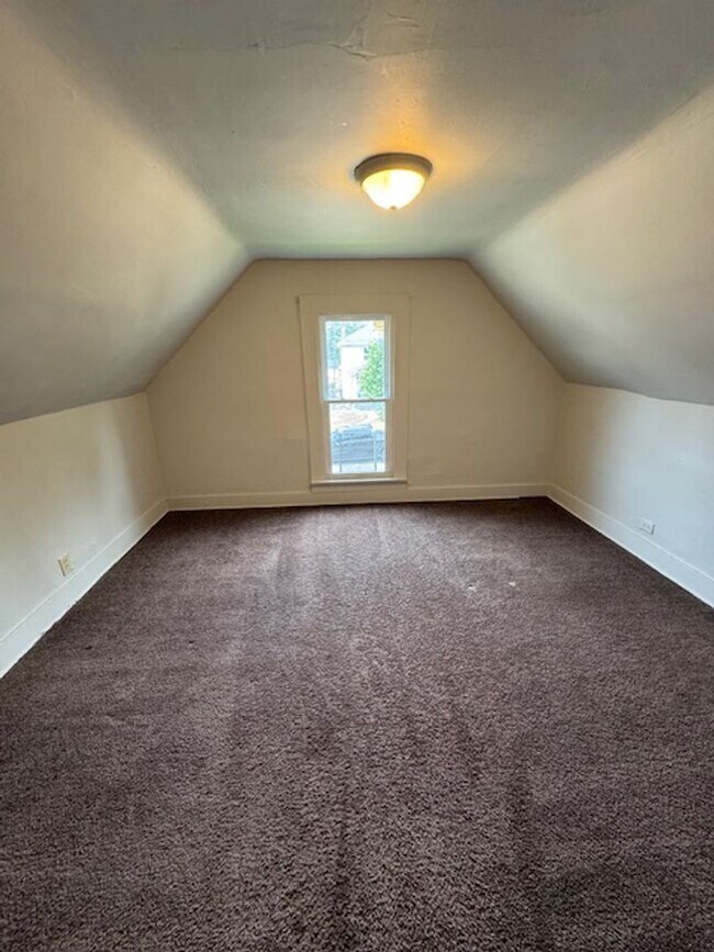 Building Photo - 1237 Nuttman Ave