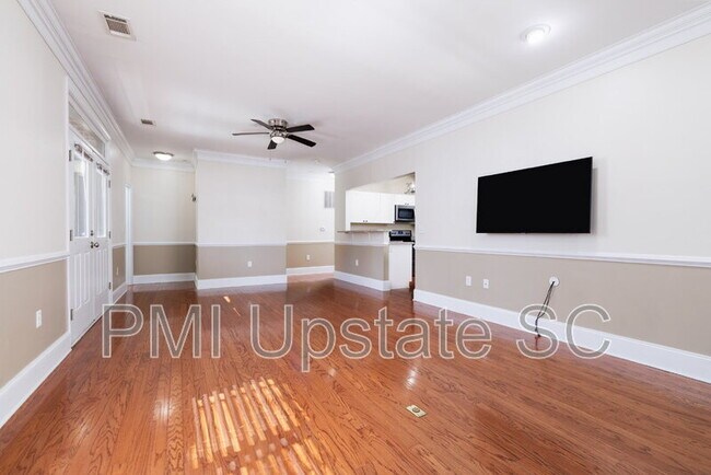 Building Photo - 204 E Park Ave