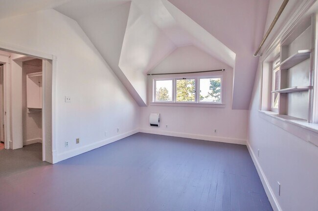 Building Photo - Gorgeous Vintage Home in Downtown Langley with Detached Guest Studio!!