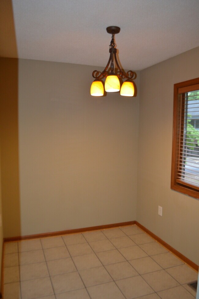 Building Photo - 2 Bedroom on McCellion Ave!