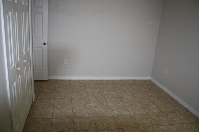 Building Photo - Very nice 4 bedroom 2 bath in beautiful se...