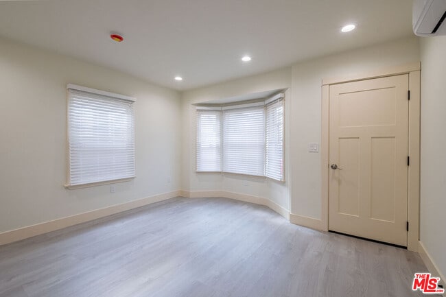 Building Photo - 216 N Catalina Ave