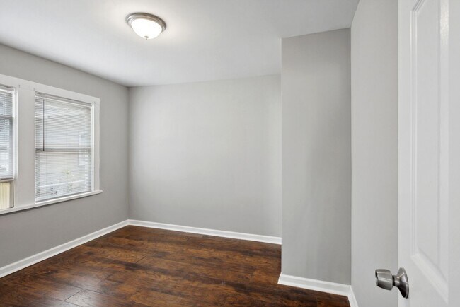 Building Photo - 1211