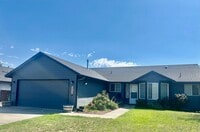 Building Photo - Pet friendly, 3 bdrm, 2 bath house with at...