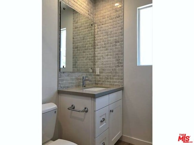 Building Photo - 853 Hayworth Ave