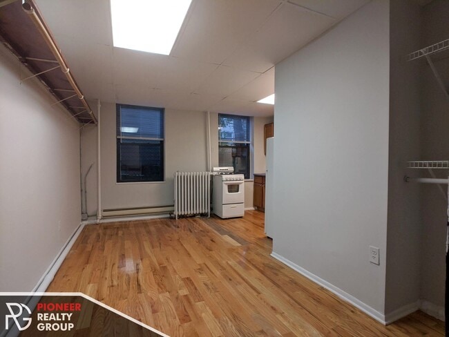 Building Photo - 4635 N Paulina St