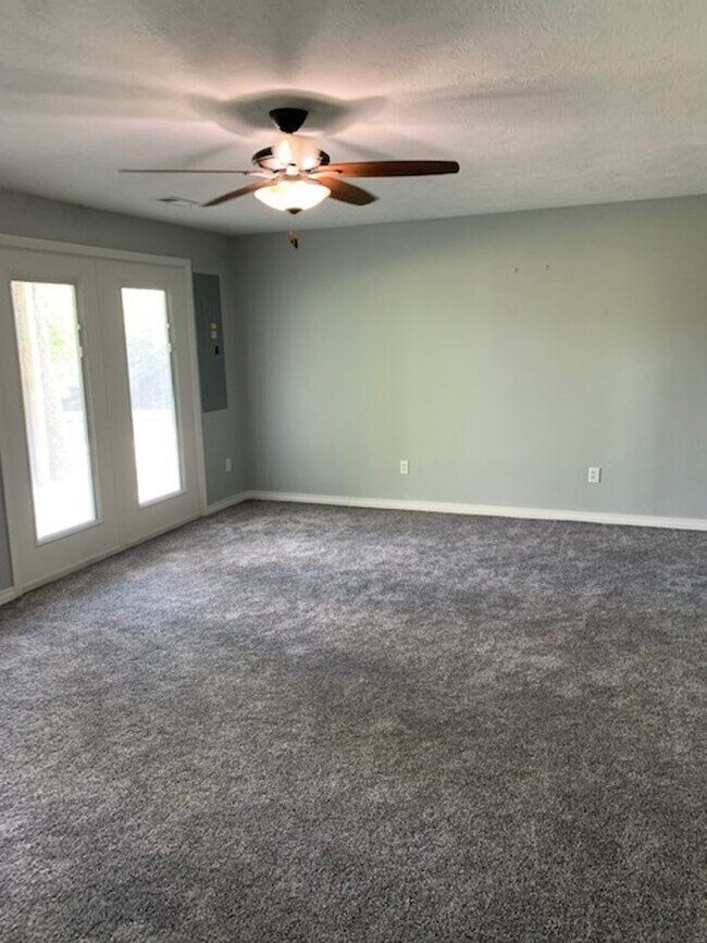 Building Photo - Spacious 3 bedroom 3.5 Baths 2 Home Office...