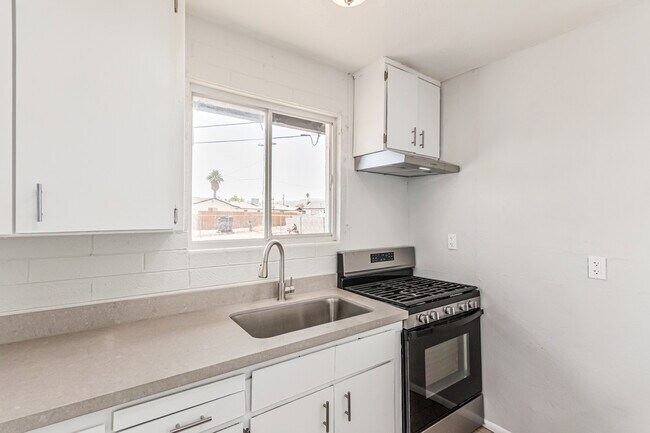 Building Photo - 4641 S 17th Pl