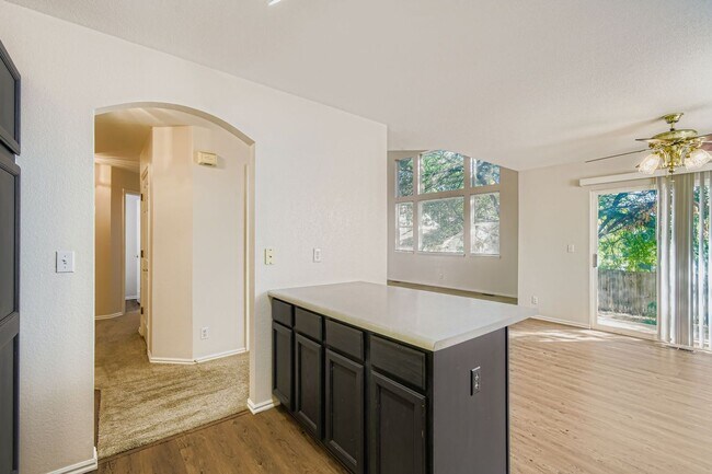 Building Photo - Bright & Spacious 3-Bedroom Home in Fox Run