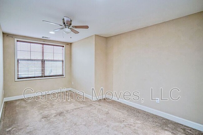 Building Photo - 213 Bell Heather Ln