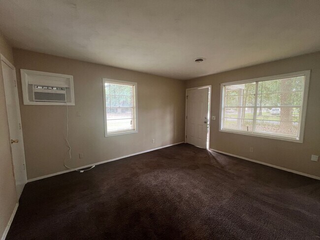Building Photo - 2505 Rosebrier Ave