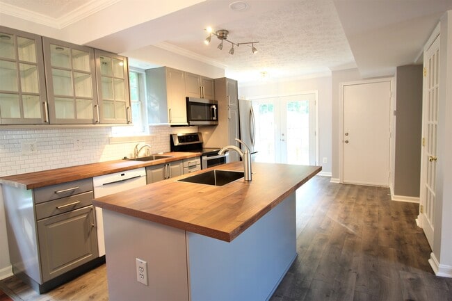 Building Photo - Renovated Single Family Home in the Heart ...
