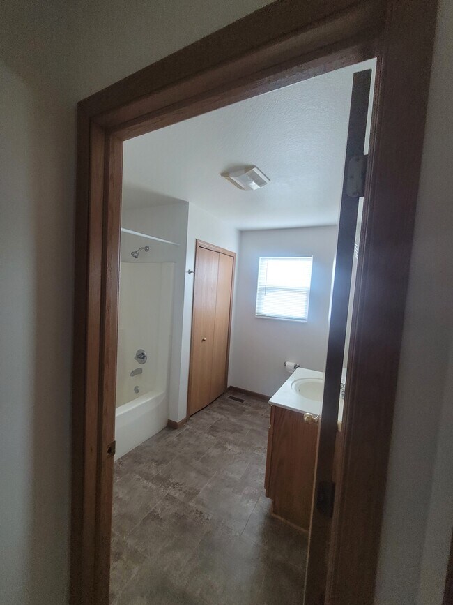 Main bath - 113 W Meade Ave