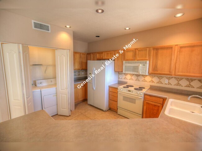 Building Photo - Charming 2-Bedroom Townhouse with Scenic Views & Cozy Fireplace in Tucson!