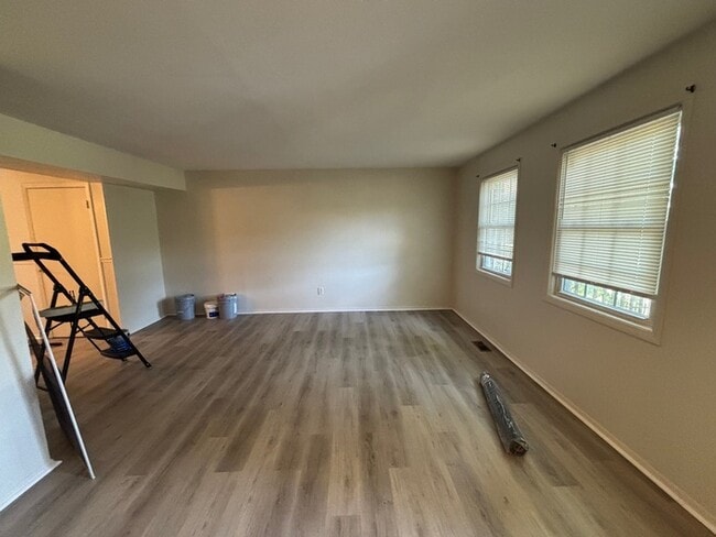 Building Photo - 3 Bedroom Semidetached Home