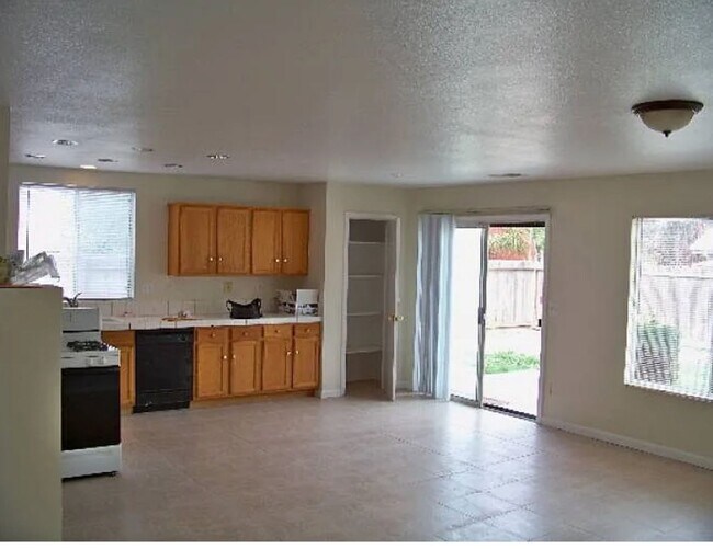 Building Photo - 4 Bedroom/2 Bath Home Stockton Ca