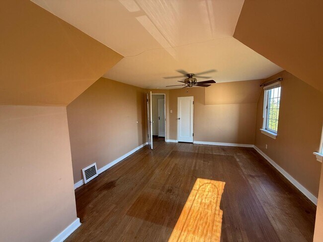 Building Photo - 2466 Montavista Pl W