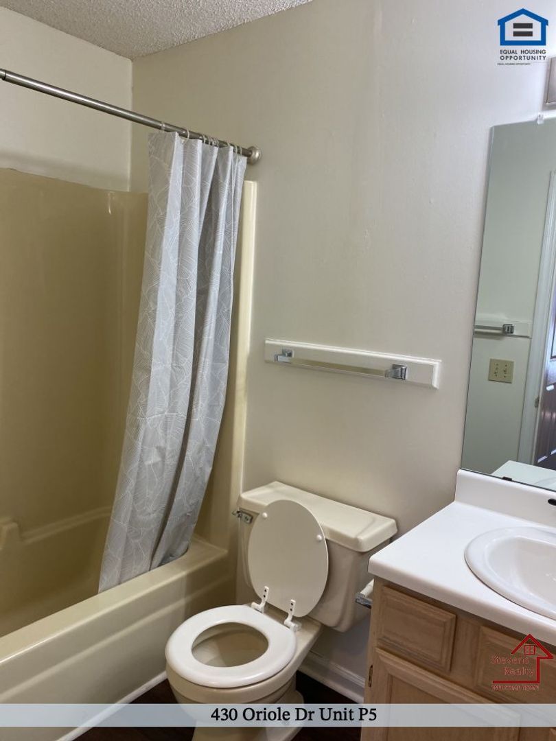 Building Photo - 430 Oriole Dr