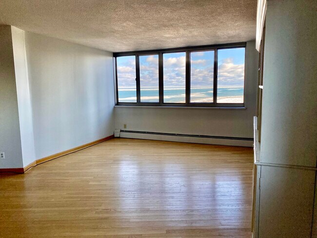 Building Photo - 1919 N Summit Ave