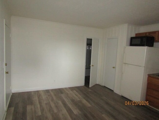 Building Photo - 204 4th Ave N