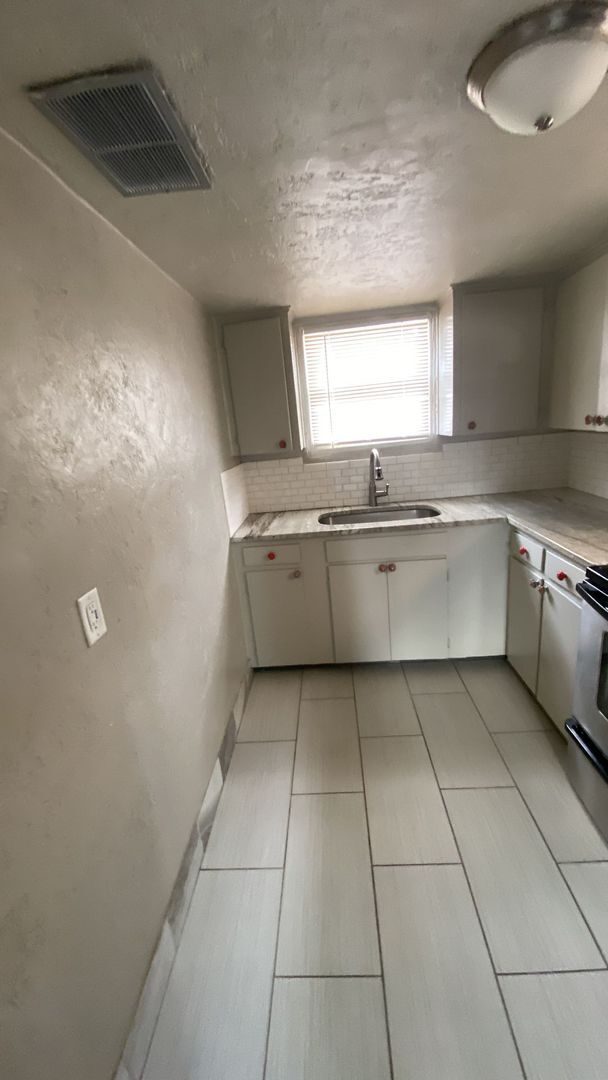 Building Photo - Nice Basement Duplex