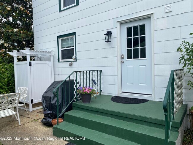 Building Photo - 305 3rd Ave